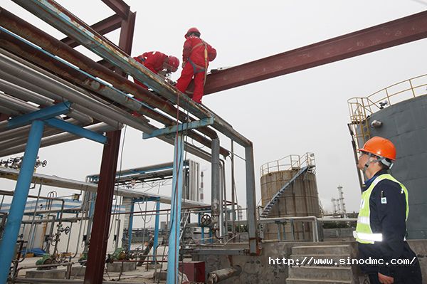 中石大工贸公司员工在施工现场进行监护