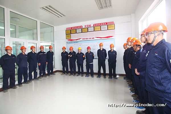 碳四车间员工进行交接班