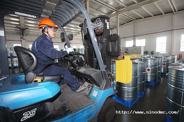 运营保障部员工在灌装间作业