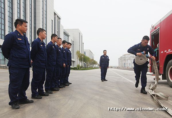 消防队员进行例行训练