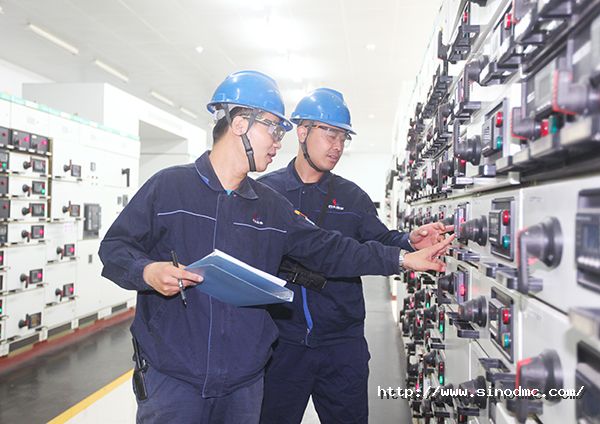 电气车间员工在配电室例行巡检