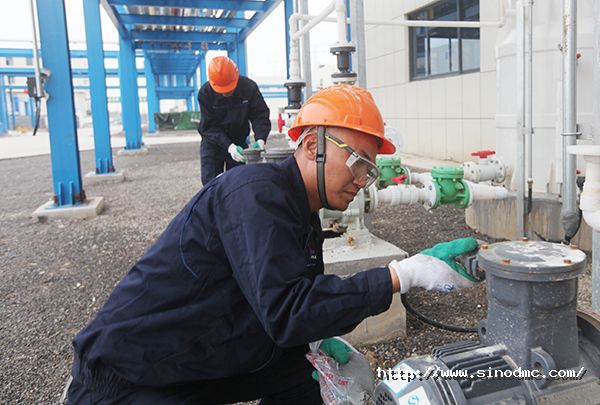 融创公司员工对电机进行防爆封堵