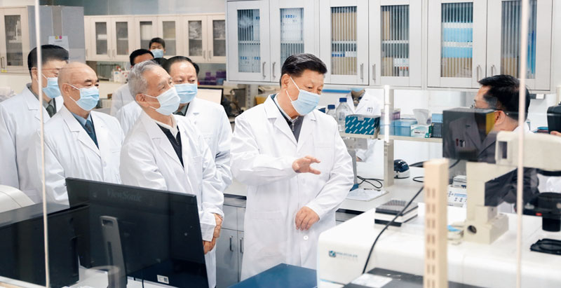 2020年3月2日,中共中央总书记、国家主席、中央军委主席习近平在北京考察新冠肺炎防控科研攻关工作。这是习近平在军事医学研究院重大疫情应急防控药物研究室了解疫苗和抗体研制情况。